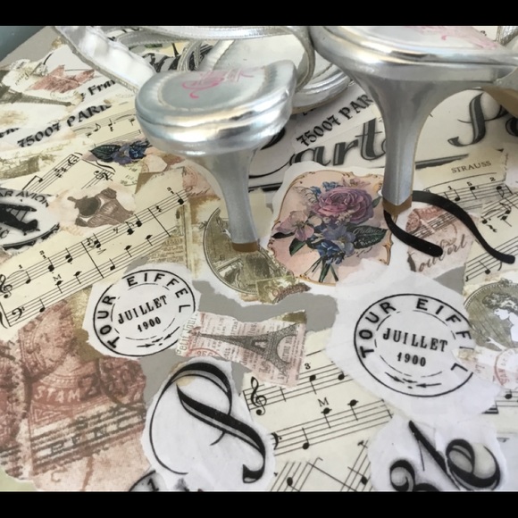 KENNETH COLE UNLISTED SILVER SANDALS CLEARING OUT - Picture 6 of 13